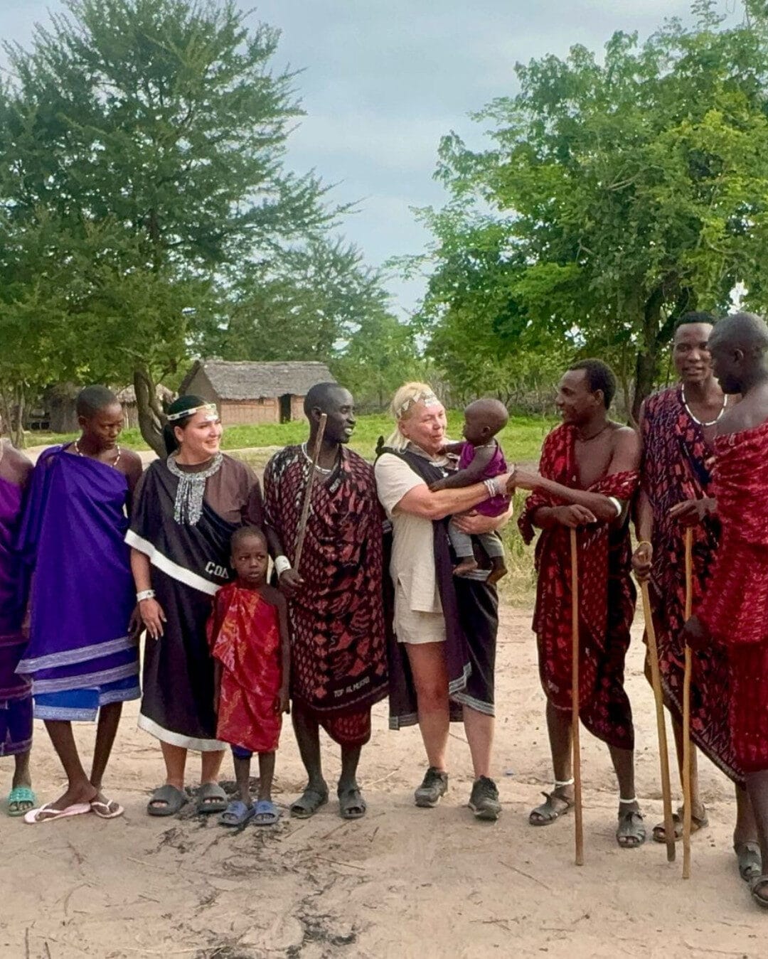 een nederlands gezin bij de lokale bewoners. Dutch family with locals from zanzibar that booked with takemetozanzibar